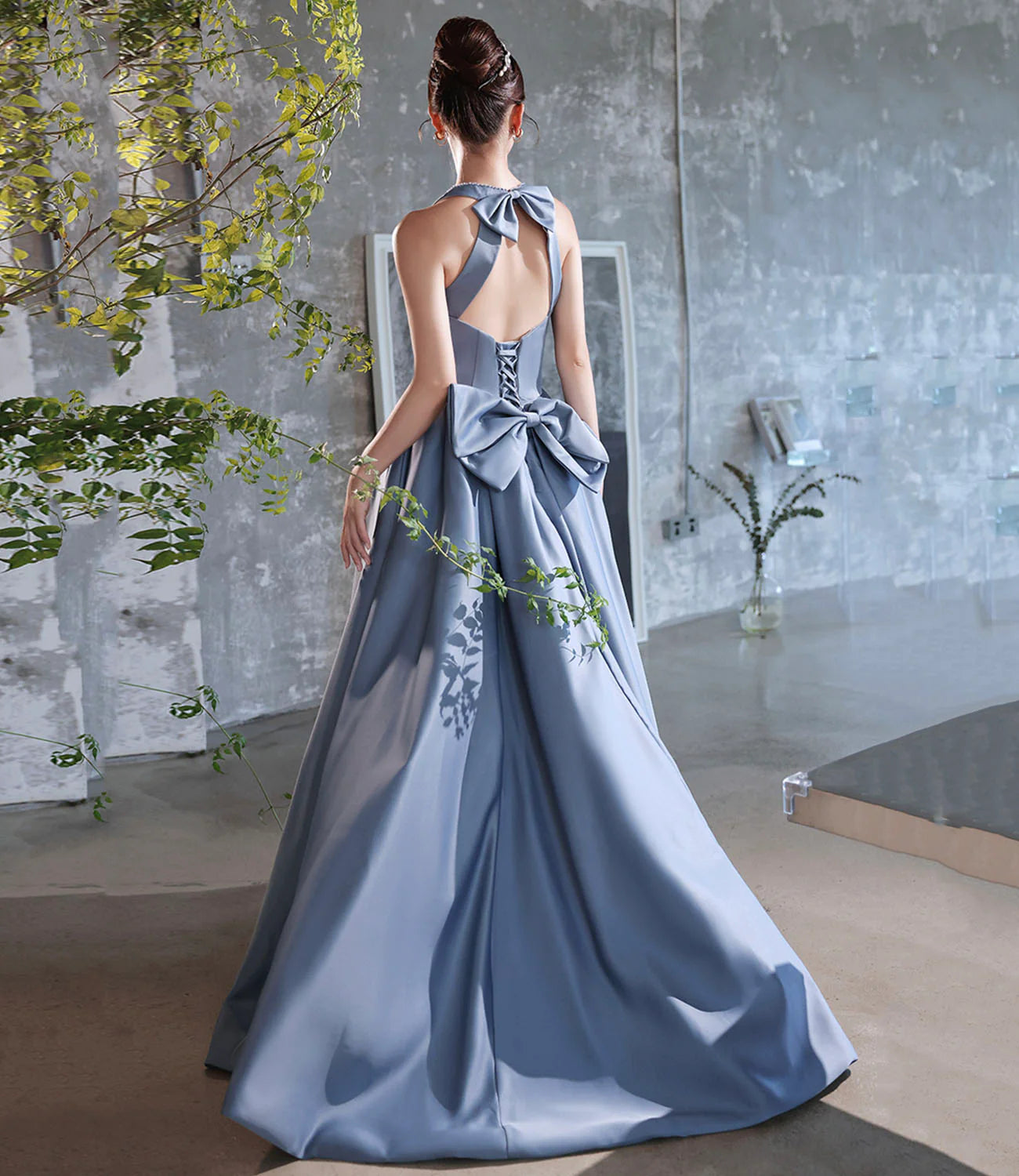 Robe de soirée longue en satin bleu, coupe trapèze / Boutique de robes de bal